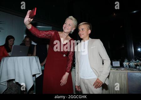 Phil Schaller und Manuela Schwesig bei der 4. Windflüchter Charity Gala zu Gunsten der Stiftung ‚Betroffen‘ im Störtebeker Brauquartier. Stralsund, 28 Stockfoto
