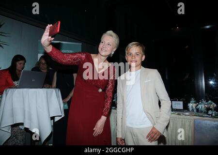 Phil Schaller und Manuela Schwesig bei der 4. Windflüchter Charity Gala zu Gunsten der Stiftung ‚Betroffen‘ im Störtebeker Brauquartier. Stralsund, 28 Stockfoto