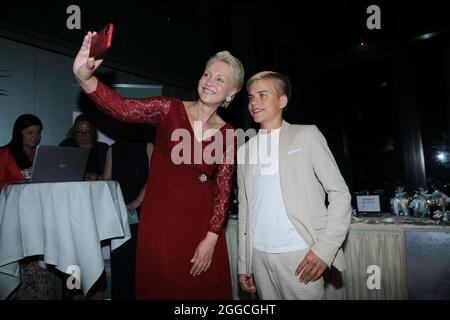 Phil Schaller und Manuela Schwesig bei der 4. Windflüchter Charity Gala zu Gunsten der Stiftung ‚Betroffen‘ im Störtebeker Brauquartier. Stralsund, 28 Stockfoto