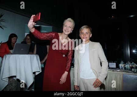 Phil Schaller und Manuela Schwesig bei der 4. Windflüchter Charity Gala zu Gunsten der Stiftung ‚Betroffen‘ im Störtebeker Brauquartier. Stralsund, 28 Stockfoto