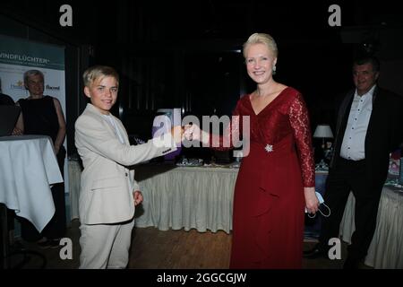 Phil Schaller und Manuela Schwesig bei der 4. Windflüchter Charity Gala zu Gunsten der Stiftung ‚Betroffen‘ im Störtebeker Brauquartier. Stralsund, 28 Stockfoto