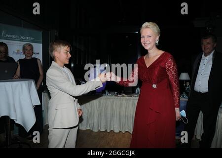 Phil Schaller und Manuela Schwesig bei der 4. Windflüchter Charity Gala zu Gunsten der Stiftung ‚Betroffen‘ im Störtebeker Brauquartier. Stralsund, 28 Stockfoto