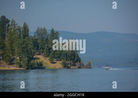 Die schöne Aussicht auf den Lake Pend Oreille in den nördlichen Rocky Mountains von Bonner County, Idaho Stockfoto