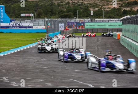 Puebla, Mexiko - 19. Juni 2021: Autodromo Miguel E. Abed, AIMA, CBMM Niobium Puebla E-Prix. BMW i Andretti Motorsport-Pilot Maximilian Guenther auf Platz 28, in Runde 10, gefolgt von Jake Dennis und vielen anderen. Beim CBMM Niobium Puebla E-Prix. Stockfoto