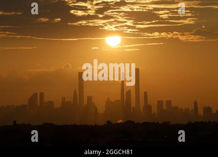 Flushing Meadow, United Gab An. August 2021. Die Sonne untergeht hinter der Skyline von Manhattan vom Arthur Ashe Stadium in der ersten Runde der US Open Tennis Championships 2021 im USTA Billie Jean King National Tennis Center am Montag, den 30. August 2021 in New York City. Foto von John Angelillo/UPI Credit: UPI/Alamy Live News Stockfoto