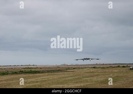 Ein Tarnbomber B-2 Spirit, der der Whiteman Air Force Base, Missouri, zugewiesen wurde, erhält nach der Rückkehr zum Keflavik Air Base, Island, am 26. August 2021 eine routinemäßige Wartungsinspektion. Die Wartungsflugzeugen zeigen eine vollständige Kraftintegration mit einer kombinierten Einheit des 509. Und 131. Bombenflügels während eines agilen Kampfeinsatzes eines Bombers. Agile Kampfeinsätze von Bombern üben die Fähigkeit von Airmen aus, in der arktischen Region zu operieren, sodass die einzige Tarnbomberflotte jederzeit und überall auf der Welt für jede Mission bereit ist. (USA Luftwaffe Foto von 2nd LT. Braxton Williams) Stockfoto