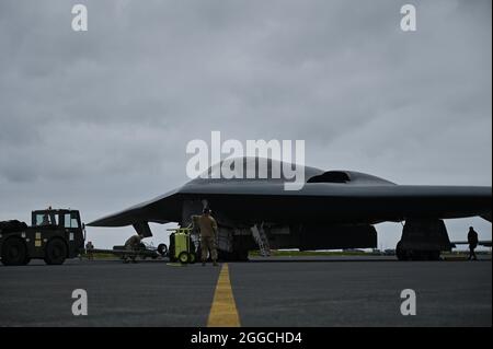 Ein Tarnbomber B-2 Spirit, der der Whiteman Air Force Base, Missouri, zugewiesen wurde, erhält nach der Rückkehr zum Keflavik Air Base, Island, am 26. August 2021 eine routinemäßige Wartungsinspektion. Die Wartungsflugzeugen zeigen eine vollständige Kraftintegration mit einer kombinierten Einheit des 509. Und 131. Bombenflügels während eines agilen Kampfeinsatzes eines Bombers. Agile Kampfeinsätze von Bombern üben die Fähigkeit von Airmen aus, in der arktischen Region zu operieren, sodass die einzige Tarnbomberflotte jederzeit und überall auf der Welt für jede Mission bereit ist. (USA Luftwaffe Foto von Airman 1st Class Victoria Hommel) Stockfoto