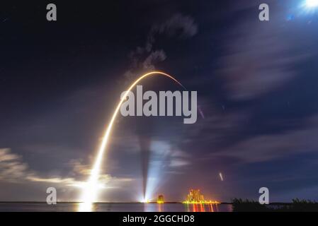 Eine SpaceX Falcon 9-Rakete mit der CRS-23-Nutzlast der NASA startet vom Launch Complex 39A im Kennedy Space Center, Florida, 29. August 2021. Die Dragon-Raumsonde brachte etwa 4,800 Pfund an lebenswichtiger Ausrüstung und Ausrüstung sowie mehr als ein Dutzend Nutzlasten zur Internationalen Raumstation. Stockfoto