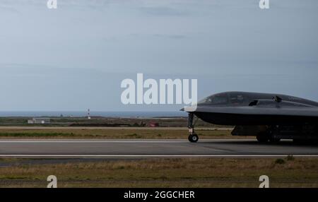 Ein Tarnbomber B-2 Spirit, der der Whiteman Air Force Base, Missouri, zugewiesen wurde, erhält nach der Rückkehr zum Keflavik Air Base, Island, am 26. August 2021 eine routinemäßige Wartungsinspektion. Die Wartungsflugzeugen zeigen eine vollständige Kraftintegration mit einer kombinierten Einheit des 509. Und 131. Bombenflügels während eines agilen Kampfeinsatzes eines Bombers. Agile Kampfeinsätze von Bombern üben die Fähigkeit von Airmen aus, in der arktischen Region zu operieren, sodass die einzige Tarnbomberflotte jederzeit und überall auf der Welt für jede Mission bereit ist. (USA Luftwaffe Foto von 2nd LT. Braxton Williams) Stockfoto