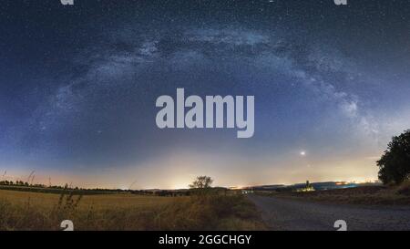 Panorama die totale Mondfinsternis, die Mars-Opposition und die Milchstraße beugen sich am 27. Juli 2018 über die ländliche Landschaft in der Eifel Stockfoto