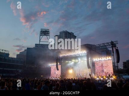 29. August 2021, San Diego, Kalifornien, USA: Die Band Weezer tritt live bei einem Konzert während der Hella Mega Tour im Petco Park auf. Die Bands Fall Out Boy und Green Day traten ebenfalls auf. (Bild: © K.C. Alfred/ZUMA-Pressdraht) Stockfoto