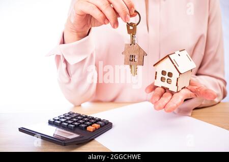 Makler hält Schlüssel zum Haus, Mietvertrag Stockfoto