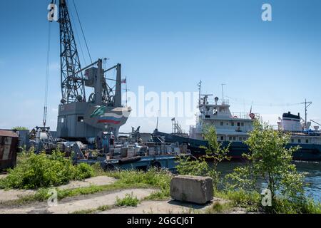 Port Baikal, Russland - 4. Januar 2021: Sommerlandschaft mit Schiffen auf dem Baikalsee. Küste des tiefsten klaren Sees der Welt Stockfoto