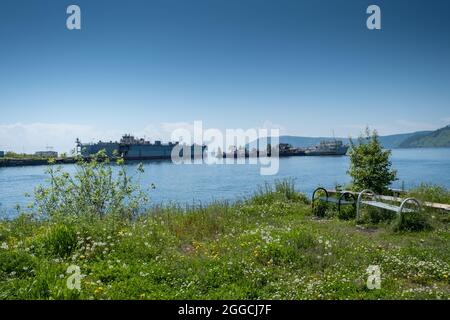 Sommerlandschaft mit Schiffen auf dem Baikalsee. Küste des tiefsten klaren Sees der Welt Stockfoto