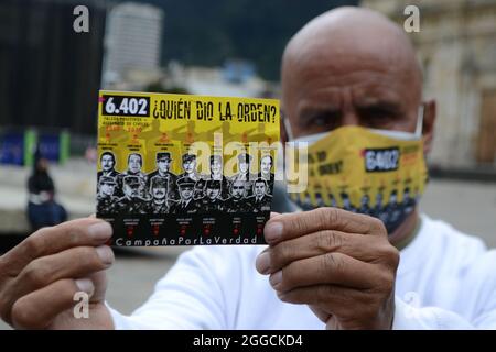 Bogota, Kolumbien. August 2021. Ein Mann hält ein Plakat hoch, auf dem steht, wer hat den Befehl gegeben? In Absage an die über 6,402 Morde an unschuldigen Zivilisten, die die kolumbianische Armee während der Aktion verübt hat, die von Müttern der „falschen Positiven“ (Morde an unschuldigen Zivilisten, die im Kampf als Guerillaopfer verübt wurden) in Bogota, Kolumbien, am 30. August 2021 auf der Plaza de Bolivar durchgeführt wurde Quelle: Long Visual Press/Alamy Live News Stockfoto