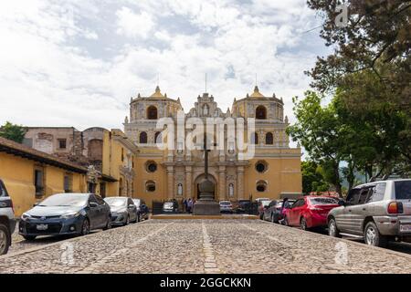 Vorderansicht der Kirche La merced in antigua guatemala Stockfoto