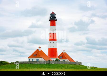 Der Leuchtturm von Westerhevers, der 1908 erbaut wurde, befindet sich in Westerhever, Deutschland Stockfoto