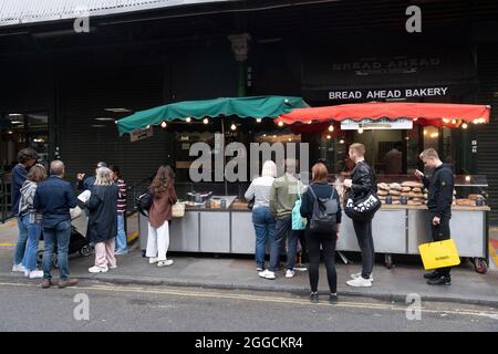 London, Großbritannien. August 2021. Leute stehen an einem Imbissstand in London, Großbritannien, am 30. August 2021 an. Weitere 26,476 Menschen in Großbritannien haben COVID-19 positiv getestet, was die Gesamtzahl der Coronavirus-Fälle im Land auf 6,757,650 bringt, laut offiziellen Zahlen, die am Montag veröffentlicht wurden. Quelle: Ray Tang/Xinhua/Alamy Live News Stockfoto