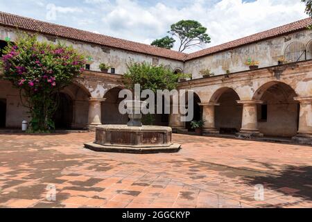 Brunnen in einem spanischen Kolonialgebäude in antigua guatemala Stockfoto