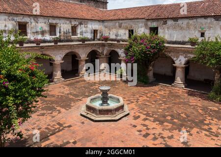 Brunnen in einem spanischen Kolonialgebäude in antigua guatemala Stockfoto