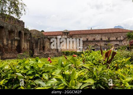 Kolonialer Kirchengarten in antigua guatemala Stockfoto