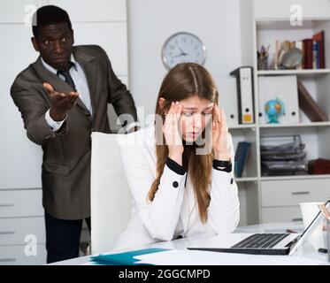 Verärgerter Mann Chef deutet auf Fehlschläge in der Arbeit zu Frau Manager arbeiten Stockfoto