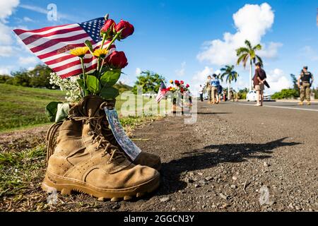 Ein Paar Stiefel wird als Teil einer Gedenkstätte an Bord der Marine Corps Base Hawaii am 29. August 2021 zur Erinnerung an die 13 in Afghanistan kürzlich getöteten Dienstmitglieder ausgestellt. Die Gedenkstätte, bestehend aus Spenden der Gemeinschaft, wurde am Eingang des MCBH ausgestellt. (USA Marine Corps Foto von Lance CPL. Samantha Sanchez) Stockfoto