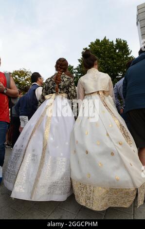 Tourist in traditioneller koreanischer Kleidung. Insadong, Seoul, Südkorea. Stockfoto