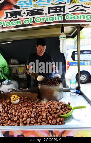 Ein Koreaner, der in Insadong, Seoul, Südkorea, Kastanien röstet. Stockfoto