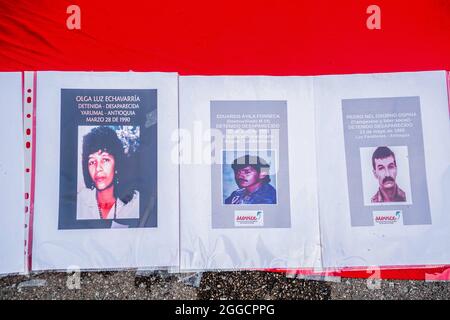 Barcelona, Spanien. August 2021. Während der Demonstration sind Bilder von Opfern der kolumbianischen Armee zu sehen. Rund 200 Menschen haben vor dem Arc de Triomf in Barcelona gegen die 6402 außergerichtlichen Tötungen demonstriert, die von der Armee im Zusammenhang mit dem bewaffneten Konflikt in Kolumbien begangen wurden, ein Phänomen, das als „falsche positive“ bekannt ist. Die Demonstration fand anlässlich des Internationalen Tages der Opfer des gewaltsamen Verschwindens statt, der jedes Jahr am 30. August begangen wird und an dem Ricardo 'Profe', einer der als erste Verteidigungslinie bekannten Personen, im regierungsfeindlichen Prot teilnahm Stockfoto