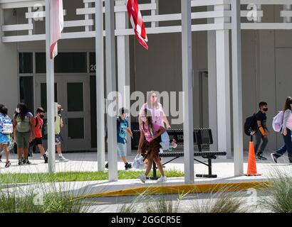 Orlando, Usa. August 2021. Schüler mit Gesichtsmasken kehren nach Hause in die Pershing School in Orlando zurück. Gesichtsmasken sind für alle Schüler von Orange County bis zum 30. Oktober 2021 erforderlich, nachdem ein Richter in Florida das Verbot von Schulgesichtsmasken durch Gouverneur Ron DeSantis verwarf. Kredit: SOPA Images Limited/Alamy Live Nachrichten Stockfoto