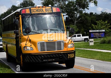 Orlando, Usa. August 2021. Ein Schulbus fährt an der Pershing School in Orlando vorbei. Schüler aller Schulen von Orange County müssen bis zum 30. Oktober 2021 Gesichtsmasken tragen, nachdem ein Richter in Florida das Verbot von Gesichtsmasken in Schulen durch Gouverneur Ron DeSantis verwarf. Kredit: SOPA Images Limited/Alamy Live Nachrichten Stockfoto