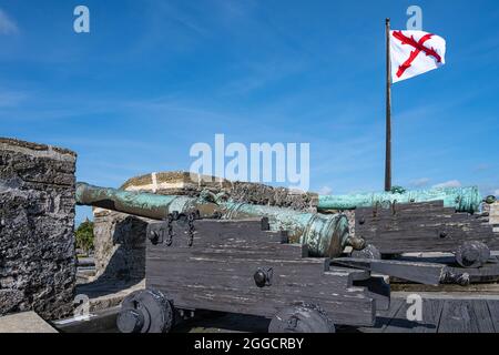 Kanonen und Flaggen auf dem Castillo de San Marcos, der ältesten gemauerten Festung im amerikanischen Festland, in St. Augustine, Florida. (USA) Stockfoto