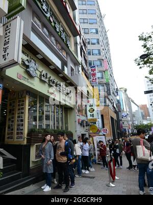 Besucher, die sich vor dem Restaurant Sinseon Seolnongtang im Einkaufsviertel Myeongdong in Seoul, Südkorea, anstellen. Stockfoto