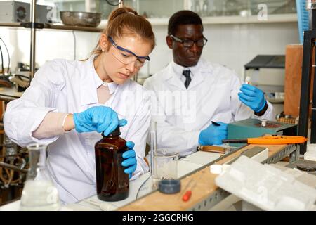 Junge Wissenschaftlerinnen und Wissenschaftler, die im Forschungslabor arbeiten Stockfoto