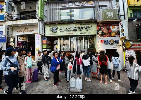 Besucher, die sich vor dem Restaurant Sinseon Seolnongtang im Einkaufsviertel Myeongdong in Seoul, Südkorea, anstellen. Stockfoto