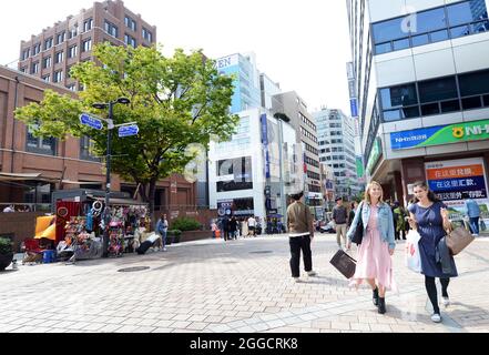 Kaukasische Frauen einkaufen im pulsierenden Einkaufsviertel Myeongdong in Seoul, Südkorea. Stockfoto