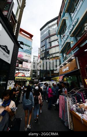 Das pulsierende Einkaufsviertel Myeongdong in Seoul, Südkorea. Stockfoto