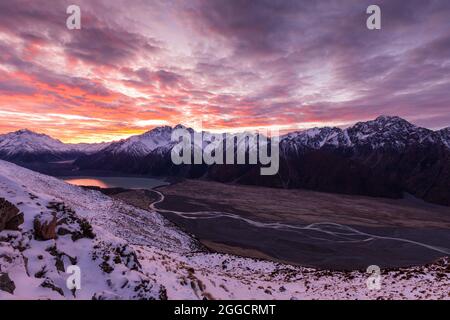 Morgenwolke über den Burnett Mountains und dem Tasman Valley, dem Aoraki Mount Cook National Park Stockfoto