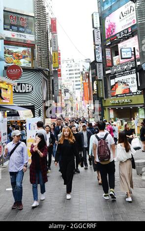 Das pulsierende Einkaufsviertel Myeongdong in Seoul, Südkorea. Stockfoto