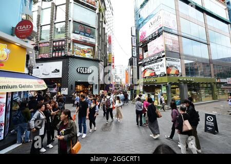 Das pulsierende Einkaufsviertel Myeongdong in Seoul, Südkorea. Stockfoto