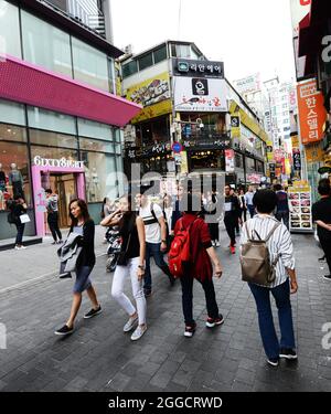 Das pulsierende Einkaufsviertel Myeongdong in Seoul, Südkorea. Stockfoto