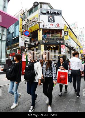 Das pulsierende Einkaufsviertel Myeongdong in Seoul, Südkorea. Stockfoto