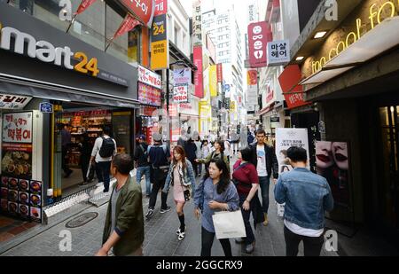 Das pulsierende Einkaufsviertel Myeongdong in Seoul, Südkorea. Stockfoto