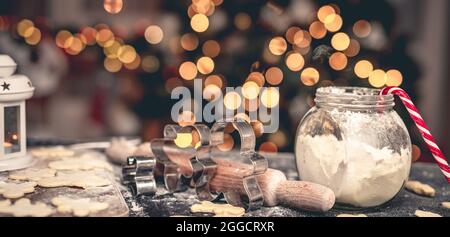 Set für die Lebkuchenherstellung auf dem Tisch Stockfoto