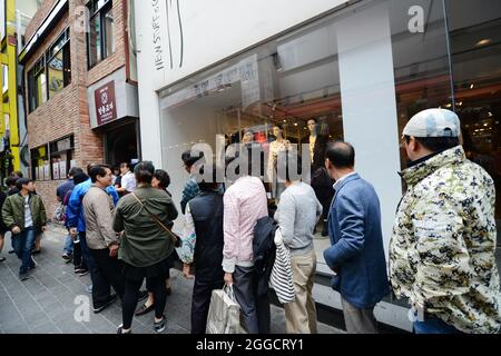 Das pulsierende Einkaufsviertel Myeongdong in Seoul, Südkorea. Stockfoto