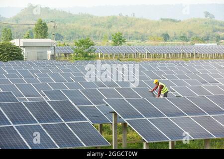 Solarkraftwerk, Sonnenkollektoren mit Techniker, zukünftige elektrische Produktion, asiatische Ingenieure Stockfoto