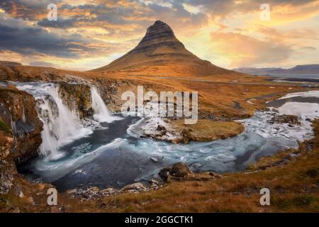 Mount Kirkjufell Island Island Landschaft kaltes Panorama bei Sonnenuntergang. Stockfoto
