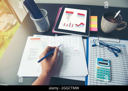 Excel-Diagramm mit Tabellendokument mit Informationen Finanzstartkonzept. Bericht zur Finanzplanung für die Erstellung der Buchhaltungsdatenbank. Diagramme und Stockfoto