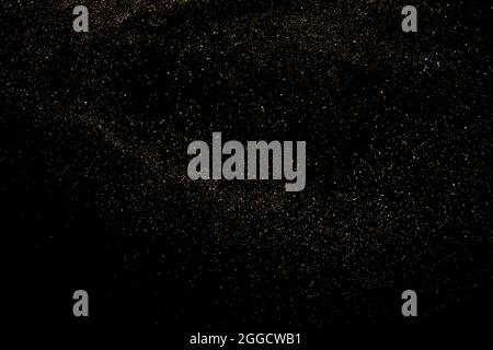 Gold Glitter Textur isoliert auf schwarzem Hintergrund. Goldener Sternenstaub. Farbe Der Bernsteinfarbenen Partikel. Funkelt Regen. Vektorgrafik, Eps 10. Stock Vektor